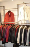 Vægophæng og udstillingssystemer til tøjbutik